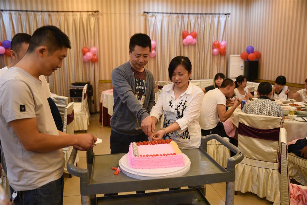 1516688860101133.jpg 阎总切蛋糕.jpg